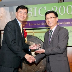NTU Professor Kam Chan Hin and EDB Director Damian Chan