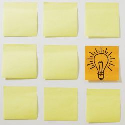 Post-It note showing lightbulb