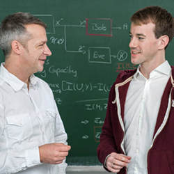 Holger Boche (left) and Rafael Schaefer, winner of the Johann Philipp Reis Prize