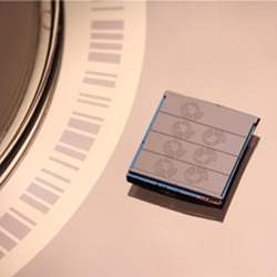 Optical microresonator of silicon nitride: a single laser light is used to produce a multitude of spectral lines, forming a frequency comb.