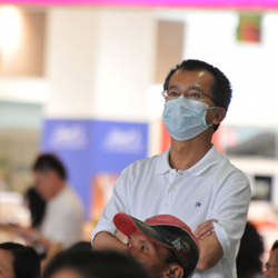 A man wears a surgical mask to prevent the spread of influenza.