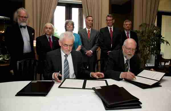 Andreas Reuter, managing director of the Heidelberg Institute for Theoretical Studies (HITS), left foreground, and Klaus Tschira, founder and managing director of the Klaus Tshira Stiftung (KTS) and HITS, right foreground, signing the documents creating t