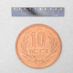 The photonic chip compared to a 10-yen coin. 