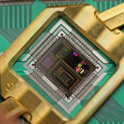 A 512-qubit processor used in D-Wave's quantum computers.