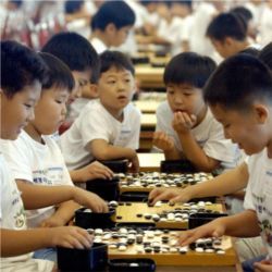 South Korean students play Go