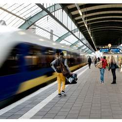 The new Adapt DRC software adjusts spoken messages perfectly to the noise level, even in a noisy train station.