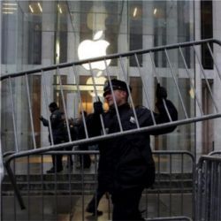 NYPD officer, Apple store