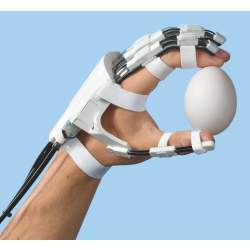 A hand exoskeleton helps stroke patients integrate rehabilitation exercises into their everyday lives.