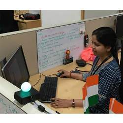 The desk light automatically switches from green to red to let colleagues know when you shouldnt be disturbed.