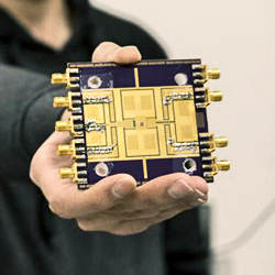 The millimeter-wave/terahertz phased array chip.