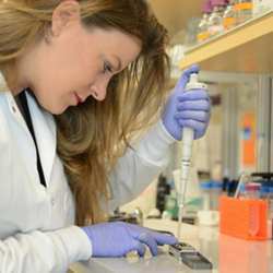 Researcher Sophie Zaaijer uses the MinION portable DNA sequencer.