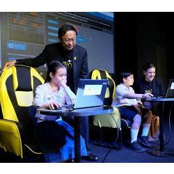 Students demonstrate the Coding Thailand project to Minister Pichet Durongkaveroj and Code.org president Alice Steinglass.