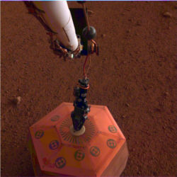 InSight lander seismometer on Mars