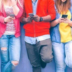 teens using smartphones