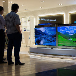 shoppers watching Samsung smart TVs