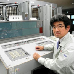 technician Tadao Hamada and the FACOM128B computer