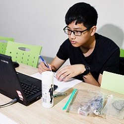 Zhou Yi taking a math tutoring class on a computer