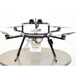 A drone with a stereo camera. The small white box holds the embedded system, which evaluates the slightly offset images from the two cameras in real time to detect obstacles.