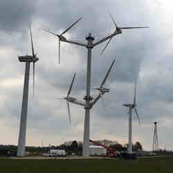 Test-construction of a wind turbine with four rotors (center).