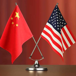 Chinese and U.S. desk flags