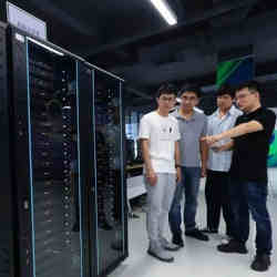 Chinese scientists with the neuromorphic computer. 