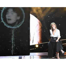 Singer Ock Joo-hyun (right) sings a duet with the AI version of the late Kim Kwang-seok. 