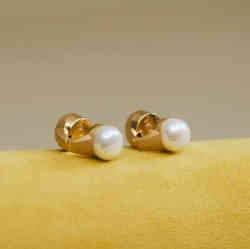 Nova Audio gold-plated pearl earrings, which sell for around 500 (U.S. $586).