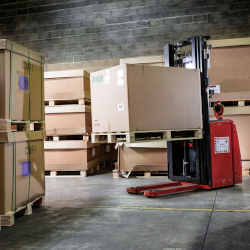 A Phantom Auto robotic forklift in a Geodis warehouse.