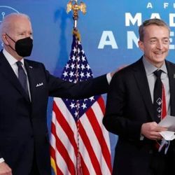 President Joe Biden (left) and Intel Ceo Pat Gelsinger.