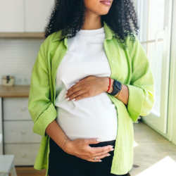 A pregnant woman and her wearable device. 